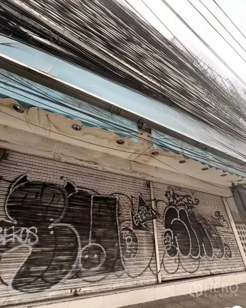 店屋 出租在Watthana, Bangkok - 空置的楼层，白色立柱、多扇窗与局部天花旧痕。