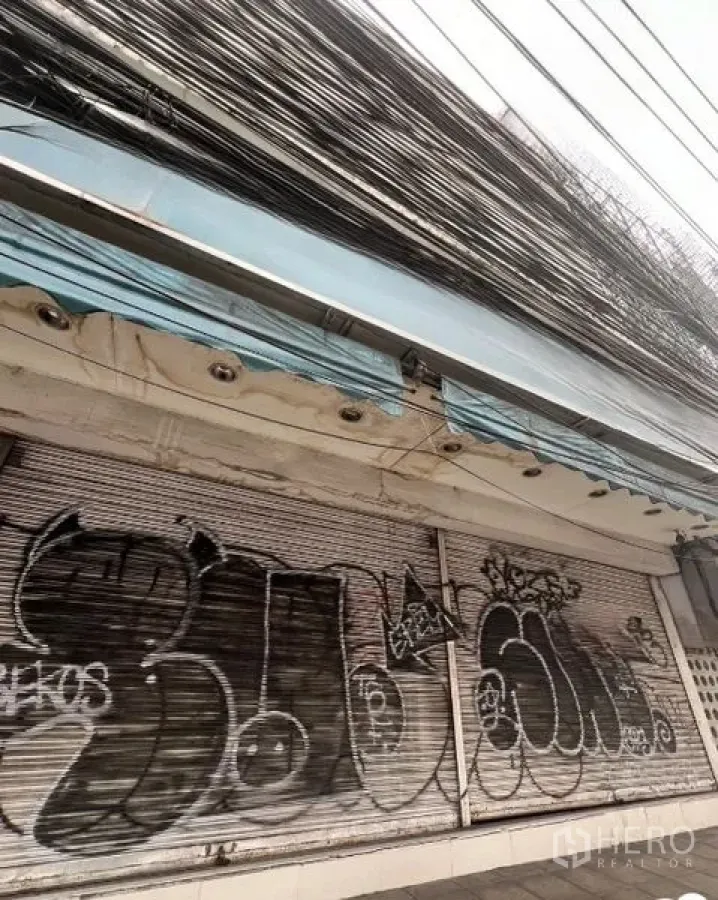 อาคารพาณิชย์ ให้เช่าในWatthana, Bangkok - ชั้นบนโล่งพร้อมเสาสีขาว หน้าต่างหลายบาน และรอยผิวเพดานเก่า