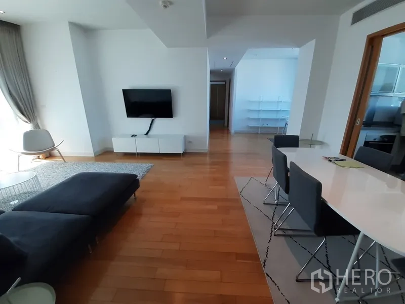 คอนโด ให้เช่าในKhlong Toei, Bangkok - โซนรับแขกและทานอาหารกว้างขวาง มีตู้ทีวีและโถงทางเดิน พื้นไม้