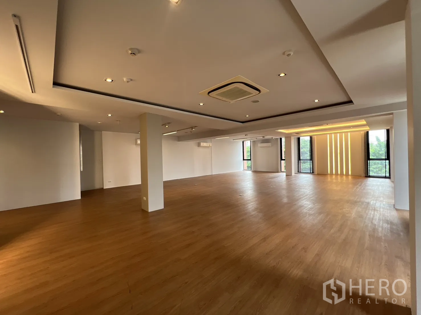 零售空间 出租在Khlong Toei, Bangkok - 宽敞零售楼层，嵌灯与木地板