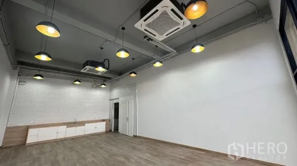 零售空间 出租 - 店铺高挑天花，吊灯与嵌入式空调设备。