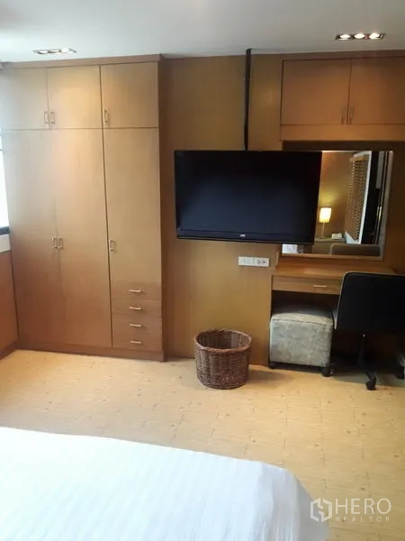 คอนโด ให้เช่าในWatthana, Bangkok - ห้องนอนมีตู้เสื้อผ้าบิลท์อิน ทีวีติดผนัง และโต๊ะทำงาน
