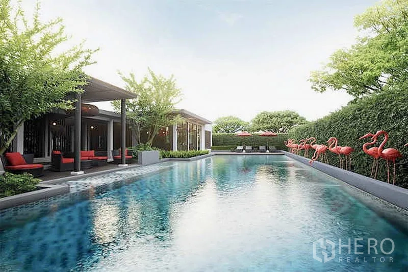 ทาวน์เฮาส์ ขายในSuan Luang, Bangkok - สระว่ายน้ำส่วนกลาง สไตล์รีสอร์ท ศาลาพักผ่อน และสวนแนวเขียว