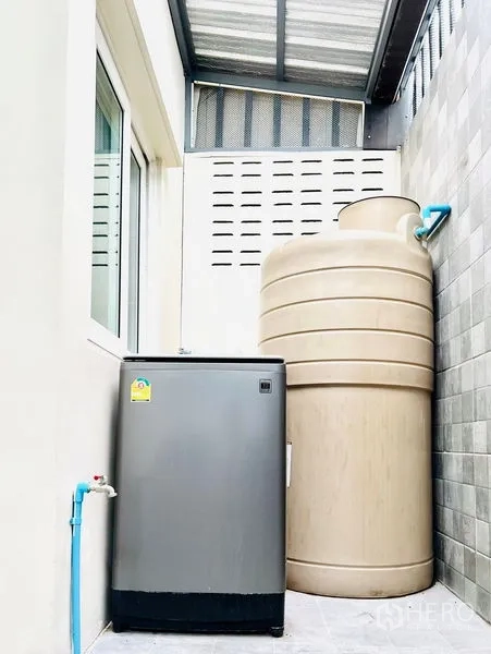 联排别墅 出租 - 有顶实用阳台，配置大型蓄水桶和冰箱。