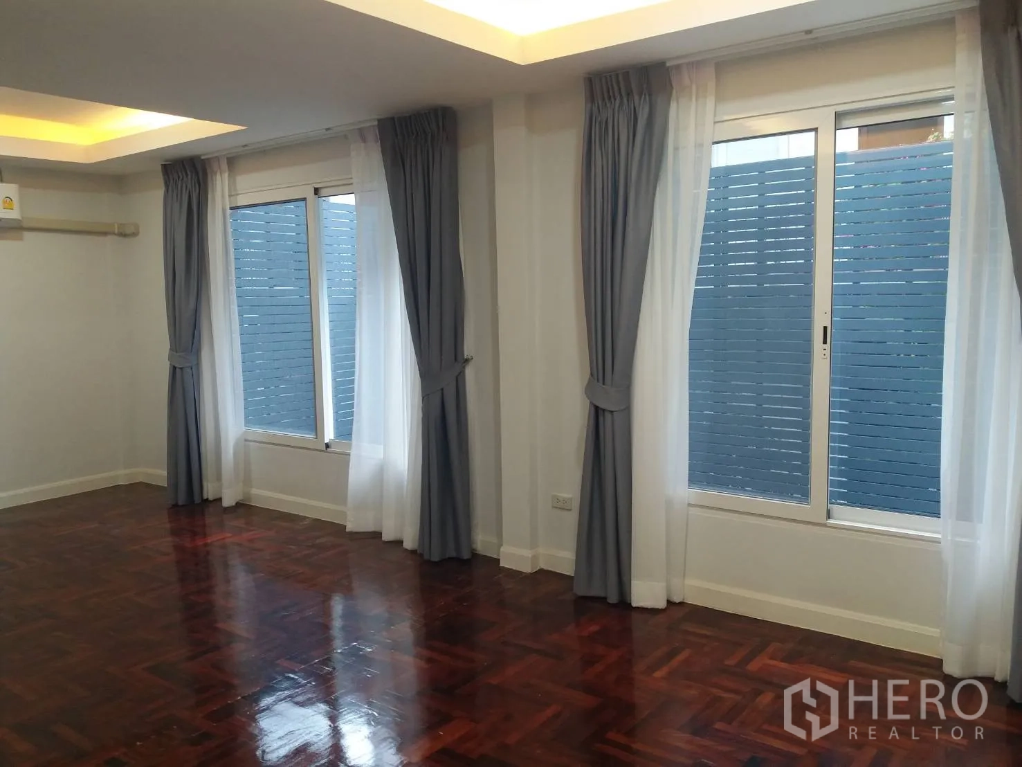 ทาวน์เฮาส์ ให้เช่าในKhlong Toei, Bangkok - ห้องนอนพื้นปาร์เกต์เงางาม หน้าต่างบานเลื่อนพร้อมระแนงกันสายตาและผ้าม่าน.