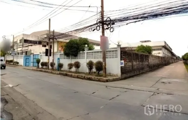 โรงงาน ขายในBang Phli, Samut Prakan - ภาพถนนด้านหน้าเขตรั้วโรงงานและประตูติดริมทาง.
