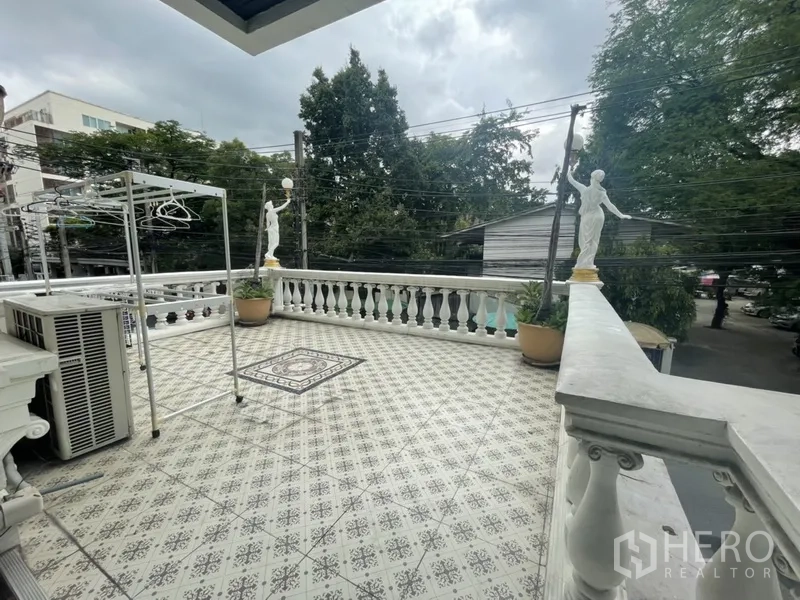 สำนักงานที่บ้าน ให้เช่าหรือขายในWatthana, Bangkok - ระเบียงขนาดใหญ่ ปูพื้นลาย ราวลูกกรงคลาสสิก พร้อมวิวต้นไม้ริมถนน