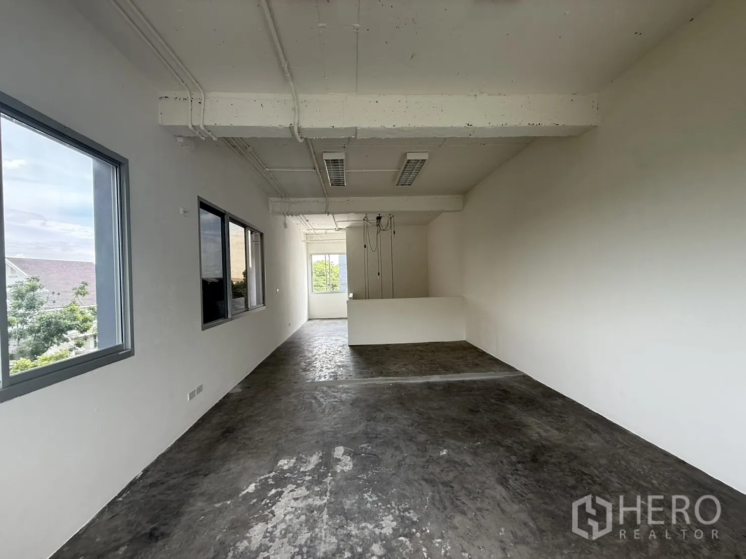 店屋 出租在Wang Thonglang, Bangkok - 高层明亮办公区，大窗与外露管线天花。