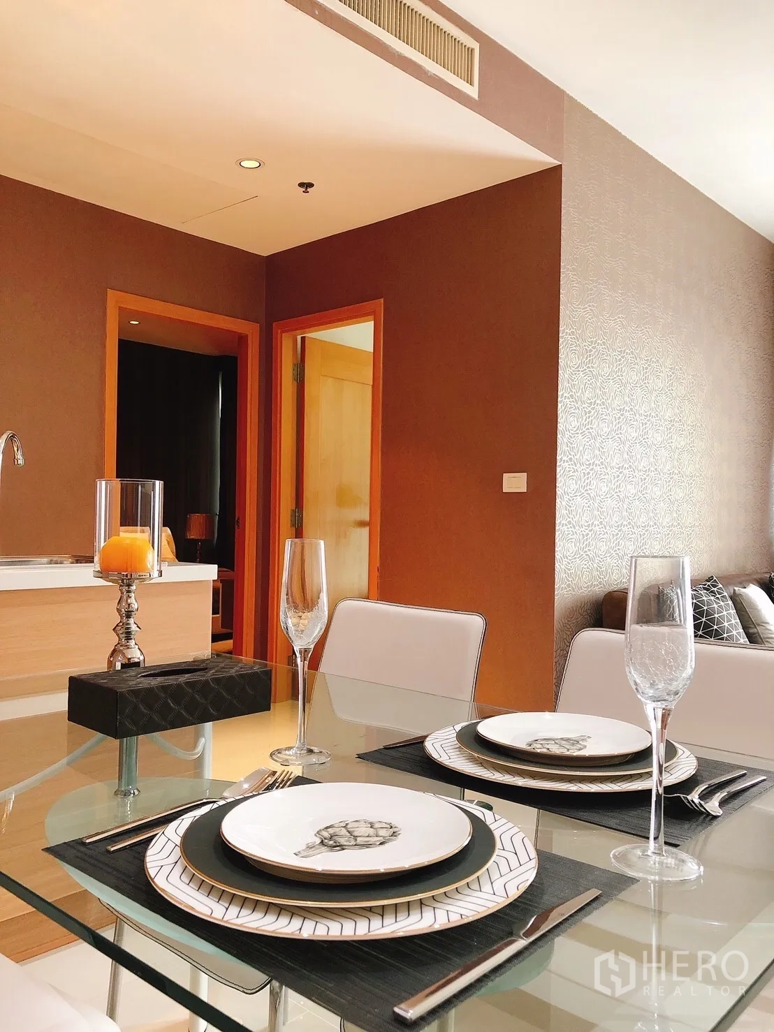 คอนโด ให้เช่าในKhlong Toei, Bangkok - การจัดโต๊ะพร้อมแก้วไวน์บนโต๊ะกระจกมองไปยังห้องนั่งเล่น