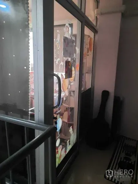 货栈 出售在Samut Prakan - 仓库二楼玻璃入口，带把手的门与楼梯旁走道。