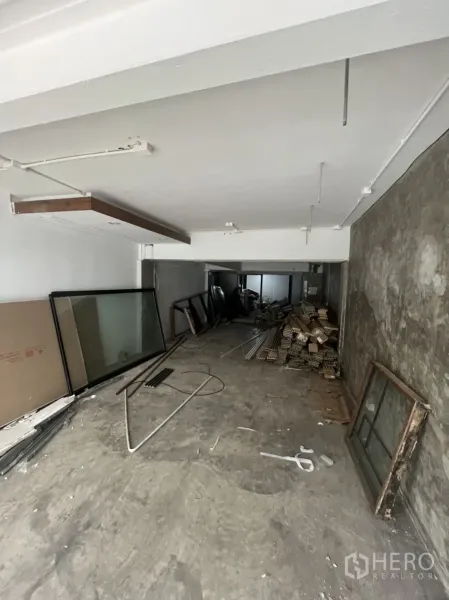 พื้นที่ขายปลีก ให้เช่าในWatthana, Bangkok - ภายในพื้นที่ค้าปลีกสภาพเปล่า พื้นคอนกรีต เดินสายไฟและวัสดุก่อสร้างกองอยู่