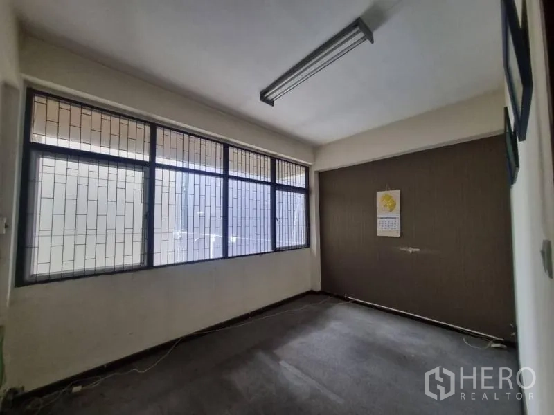 店屋 出租在Watthana, Bangkok - 采光良好房间，大面积带格栅的窗与日光灯。