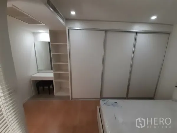 คอนโด ให้เช่าในPathum Wan, Bangkok - พื้นที่เก็บของในห้องนอน มีตู้เสื้อผ้ายาวตลอดผนังและโต๊ะเครื่องแป้งบิลต์อิน