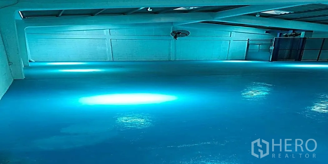 仓库 for rent in Ratchathewi, Bangkok - 上层设环氧地坪、金属屋架、照明与通风风扇。
