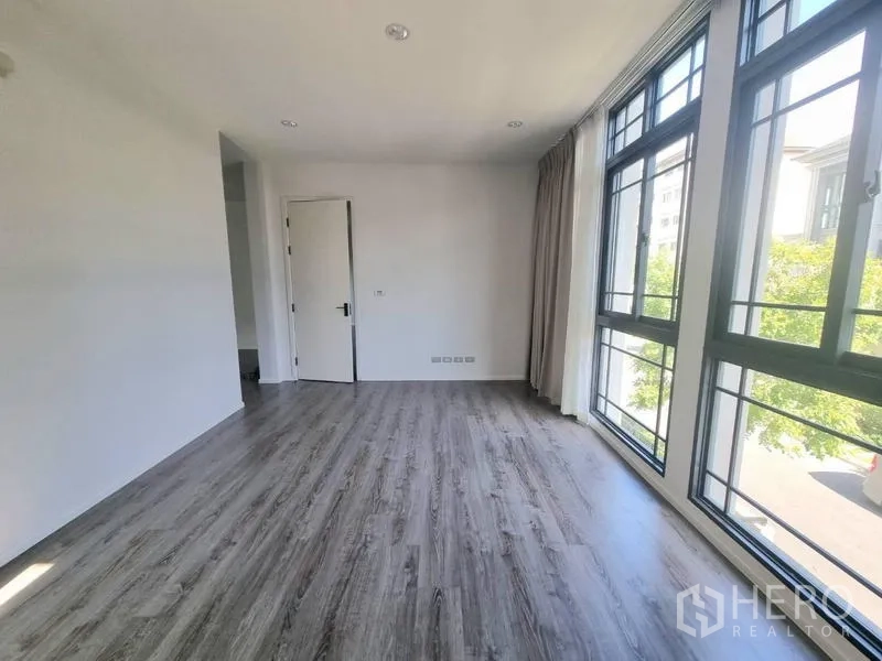 Detached House for rent - Corner bedroom with expansive windows and wood floors letting in natural light.