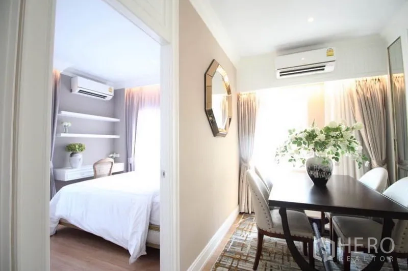 独立式住宅 出租或出售在Lat Phrao, Bangkok - 二层学习角，桌椅靠近次卧入口。