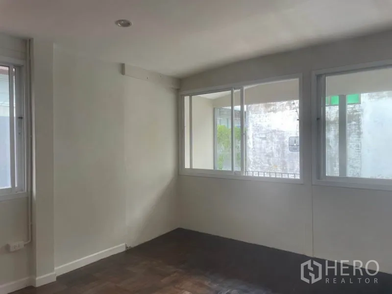 บ้าน ให้เช่าในHuai Khwang, Bangkok - ห้องมุมของบ้านมีหน้าต่างบานเลื่อนหลายด้าน รับแสงได้ดี.