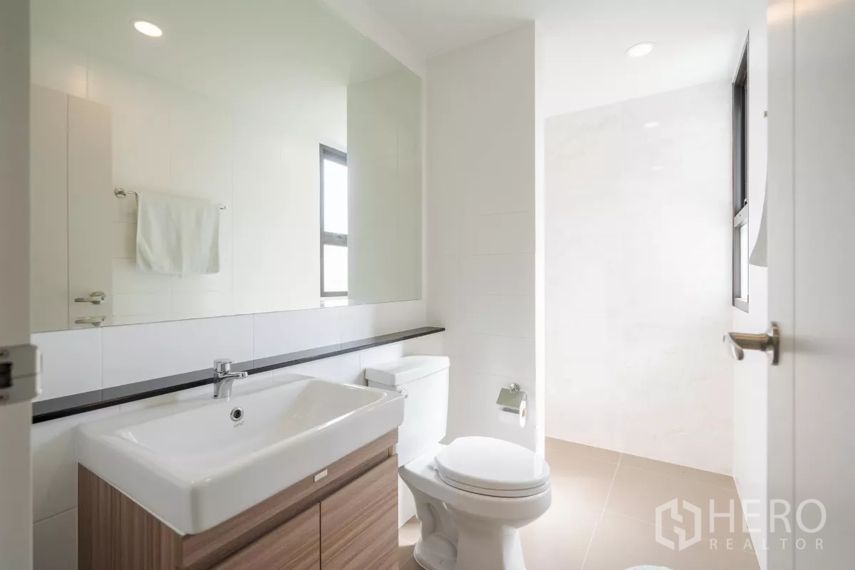 บ้าน ขายในSaphan Sung, Bangkok - ห้องน้ำแขกพร้อมอ่างล้างหน้า กระจกบานใหญ่ และโซนฝักบัว