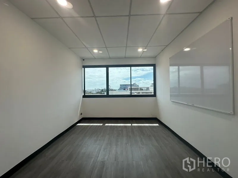 办公空间 出租在Khlong Toei, Bangkok - 带白板与宽窗的会议/培训室，木纹地面