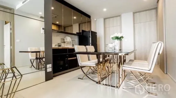 คอนโด ให้เช่าในPathum Wan, Bangkok - พื้นที่ทานอาหารโต๊ะหินอ่อน เก้าอี้บุนวมสี่ตัว ข้างครัวเปิดโล่งและผนังกระจก