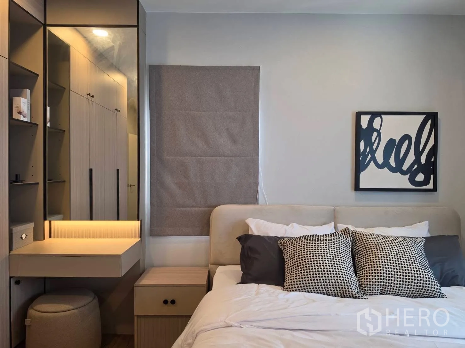 独栋房屋 for rent in Bang Phli, Samut Prakan - 卧室配带灯梳妆台、置物架和定制衣柜