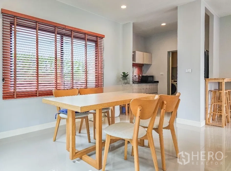 บ้าน ขายในLam Luk Ka, Pathum Thani - พื้นที่ทานอาหาร โต๊ะและเก้าอี้ไม้ ใกล้หน้าต่างบานเกล็ดและแพนทรี