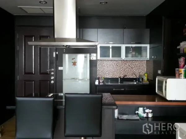 คอนโด ให้เช่าในKhlong San, Bangkok - มุมครัวพร้อมเคาน์เตอร์บาร์ เก้าอี้สตูล ตู้เย็น ไมโครเวฟ และตู้บิวท์อิน