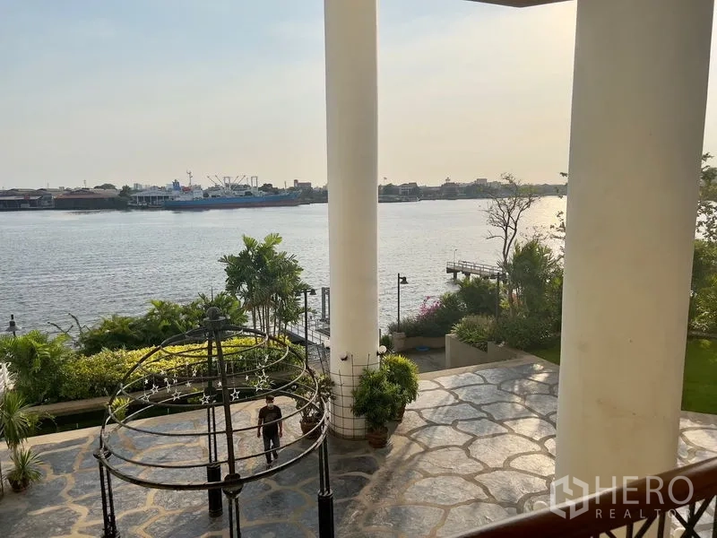 คอนโด ให้เช่าในBang Kho Laem, Bangkok - สวนและลานชมวิวริมน้ำ พร้อมเสากลม มองเห็นแม่น้ำเจ้าพระยา