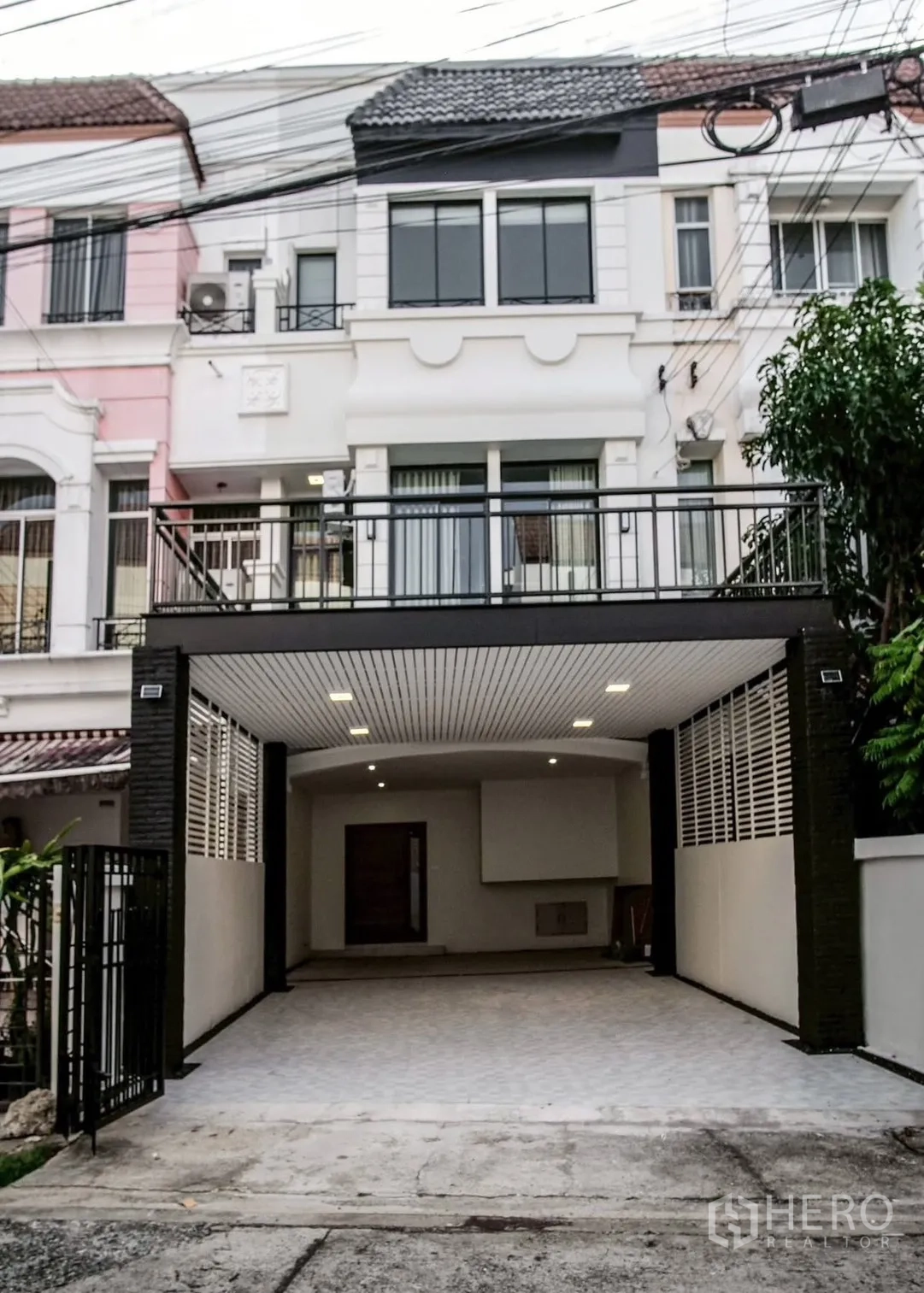 Townhouse for rent in Bang Phli, Samut Prakan - Multi-storey townhouse exterior with a wide covered carport and balcony.