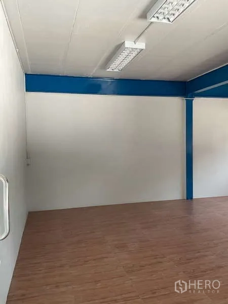 Warehouse for rent in Bang Bua Thong, Nonthaburi - Bright office room with wood-tone flooring and ceiling strip lights.