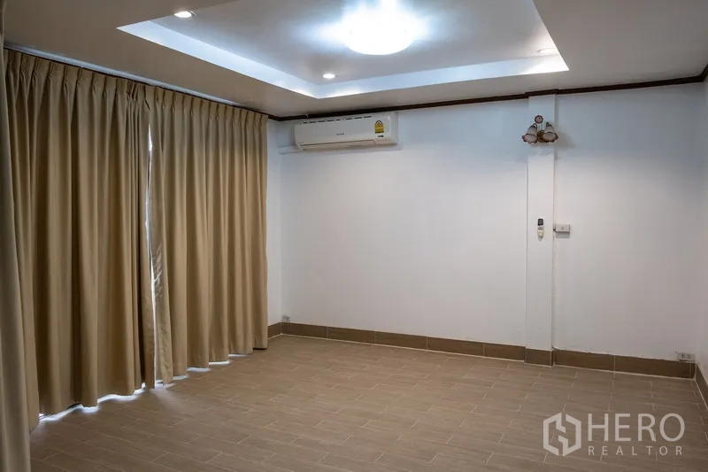 สำนักงานที่บ้าน ให้เช่าในKhlong Toei, Bangkok - ห้องนอนขนาดใหญ่ ฝ้าหลุม แอร์ และผ้าม่านทึบเต็มผนัง