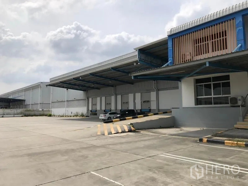 货栈 出租在Bang Phli, Samut Prakan - 带坡道的装卸区，多个月台门与停车区