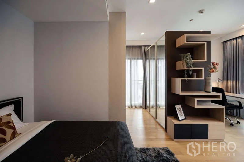 คอนโด ขายในWatthana, Bangkok - ห้องนอนติดกับมุมทำงาน กั้นด้วยชั้นตกแต่ง และตู้เสื้อผ้าบานกระจก