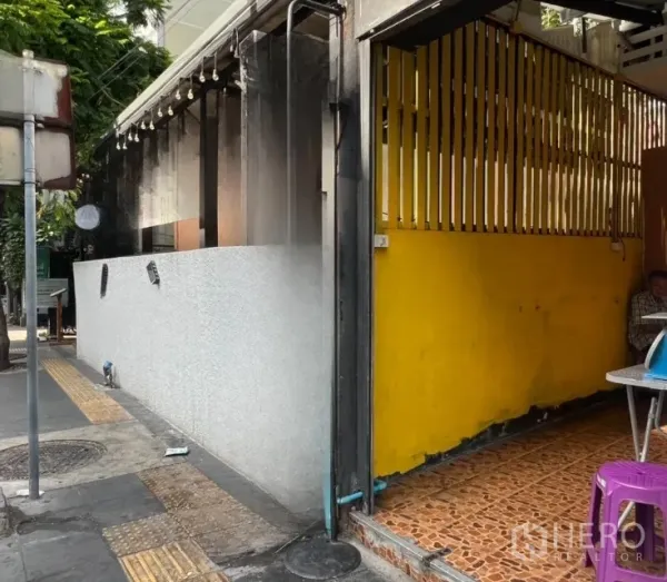 零售空间 出租 - 临街零售铺位，黄色外墙与瓷砖入口，靠近素坤逸步道。