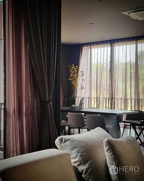 独立式住宅 出售在Lat Phrao, Bangkok - 客餐一体空间，薄纱窗帘与充足自然光。