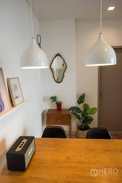 คอนโด ให้เช่าในPhra Khanong, Bangkok - มุมรับประทานอาหารอบอุ่น โคมไฟแขวน โต๊ะไม้ และกระถางต้นไม้