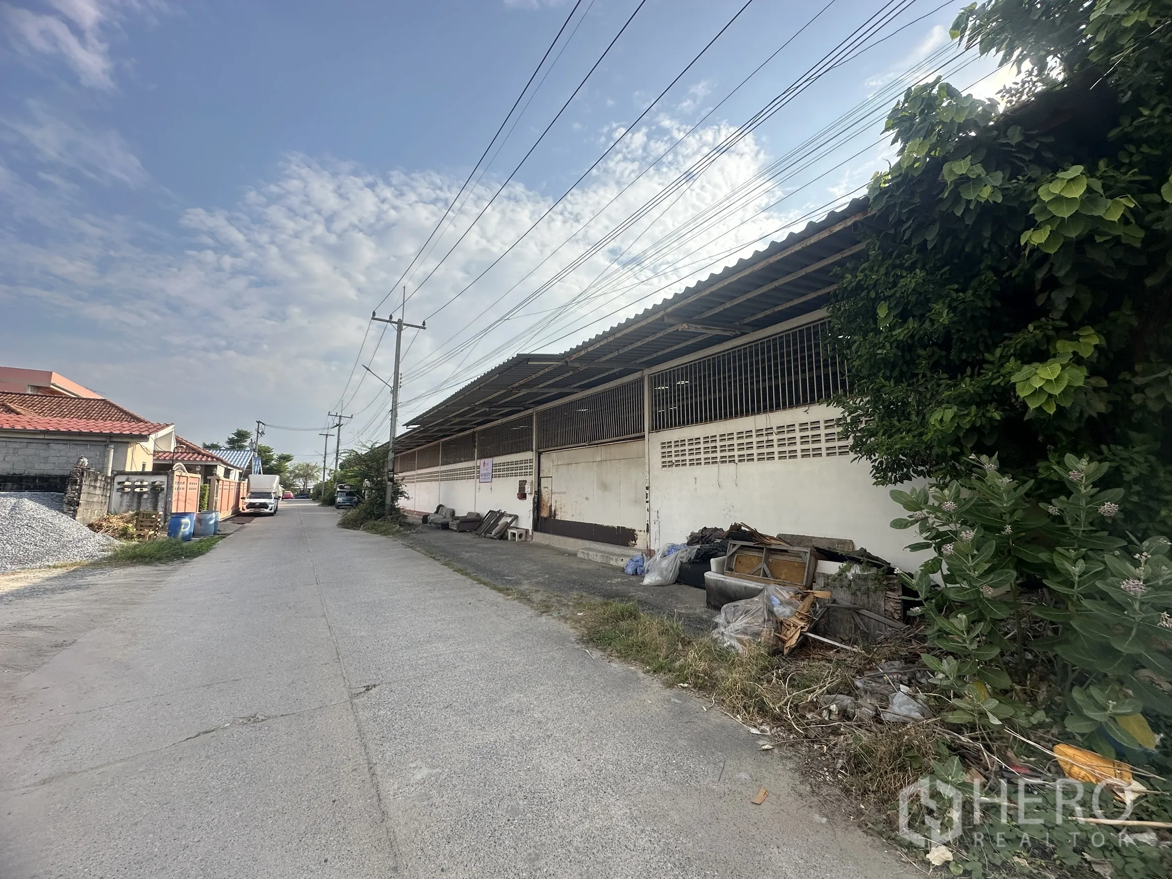 Warehouse for rent in Lam Luk Ka, Pathum Thani - Street view of the warehouse facade with long frontage and service lane.
