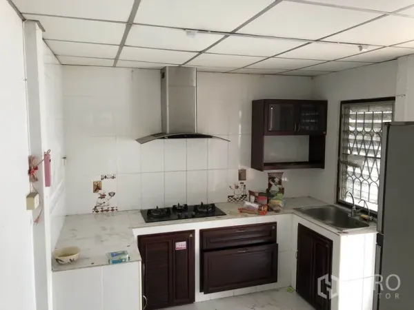 独立式住宅 出售在Pak Kret, Nonthaburi - L型厨房，燃气灶、抽油烟机、水槽与橱柜。