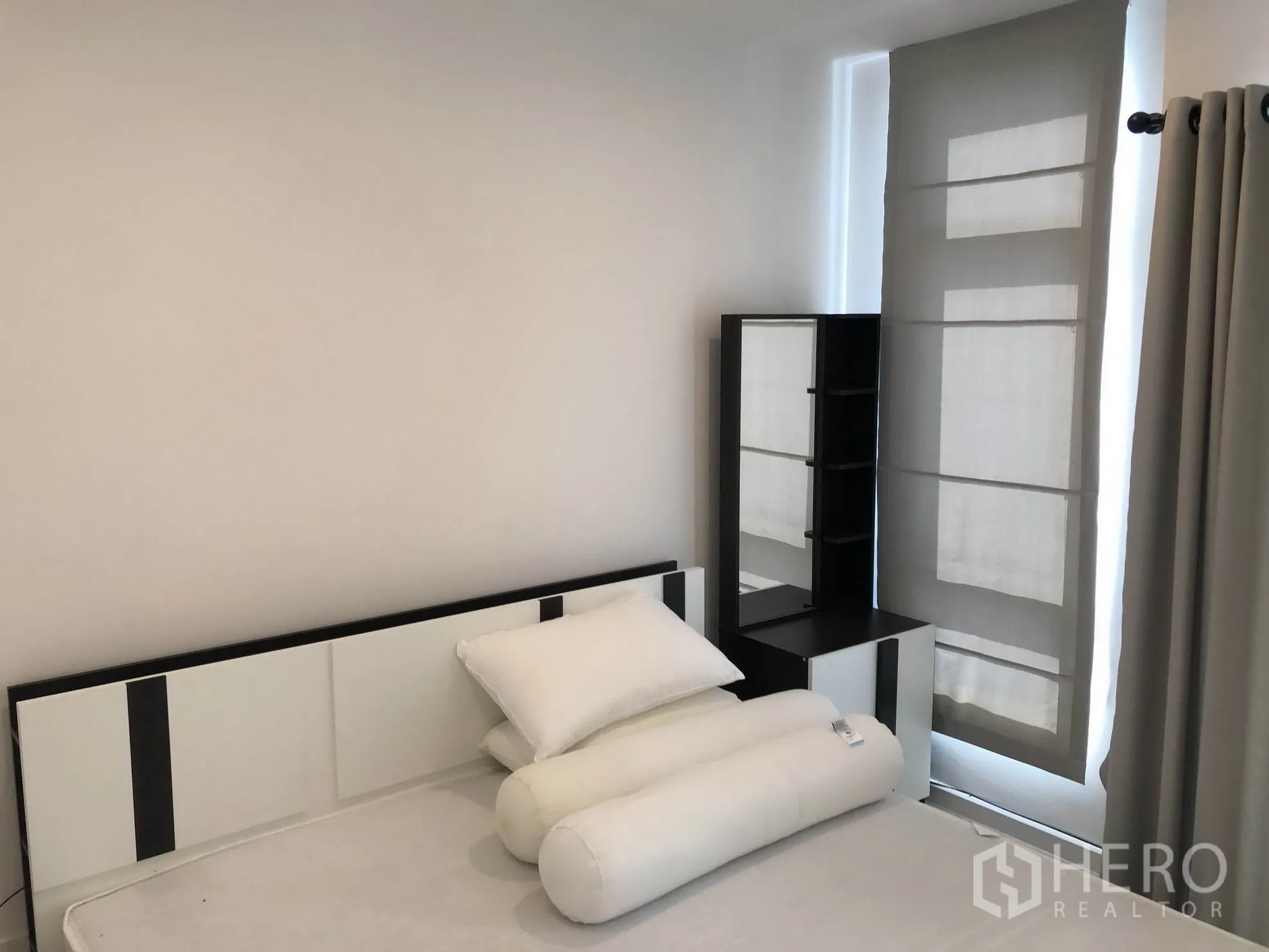 ทาวน์เฮาส์ ให้เช่าในBang Kapi, Bangkok - ห้องนอนตกแต่งเตียง มุมโต๊ะแต่งตัว และม่านมู่ลี่กรองแสง