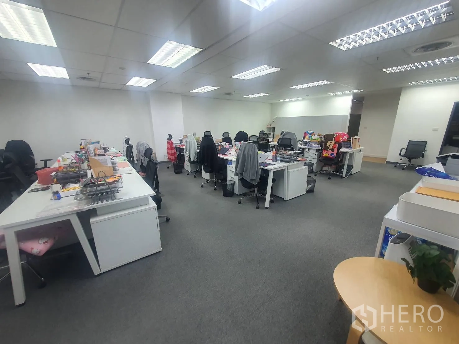 办公室 for rent in Watthana, Bangkok - 灵活办公布局，多个工作台设置，地毯铺设与荧光灯照明。