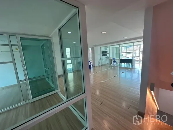 สำนักงานที่บ้าน ให้เช่าในPhra Khanong, Bangkok - พื้นที่ทำงานโล่งพร้อมห้องประชุมกั้นกระจก