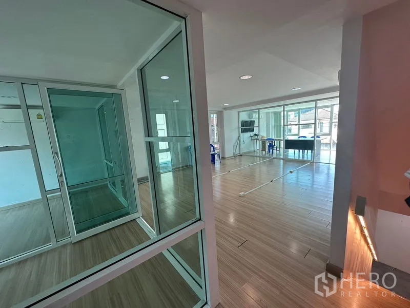สำนักงานที่บ้าน ให้เช่าในPhra Khanong, Bangkok - พื้นที่ทำงานโล่งพร้อมห้องประชุมกั้นกระจก