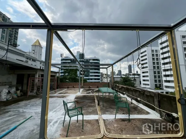 零售空间 出租在Watthana, Bangkok - 可观城市天际线的屋顶露台，座椅与管线就绪，适合酒吧配置