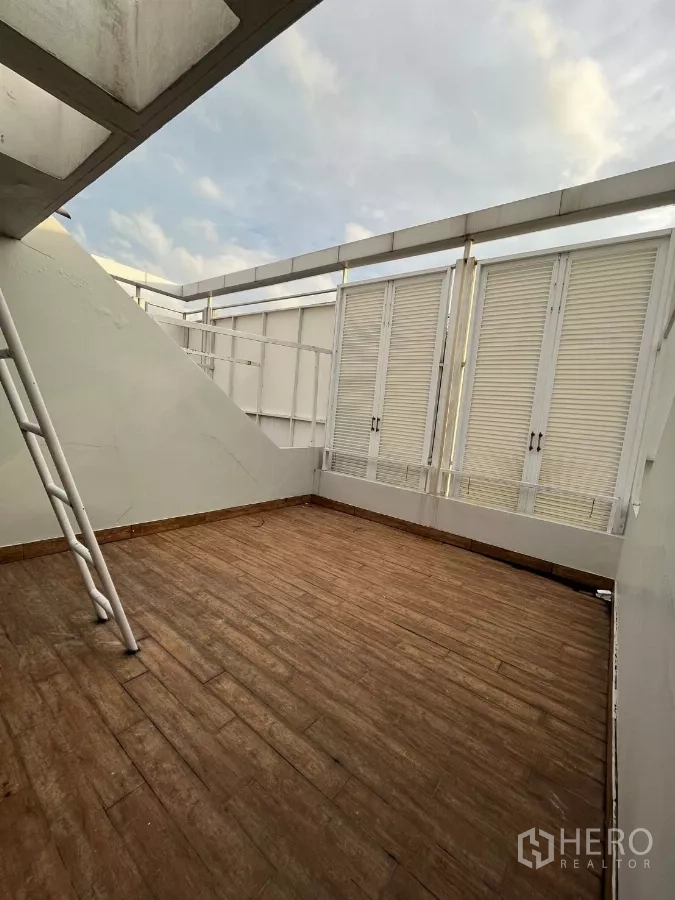 Home Office for rent in Khlong Toei, Bangkok - Rooftop terrace with privacy screens and sky view.