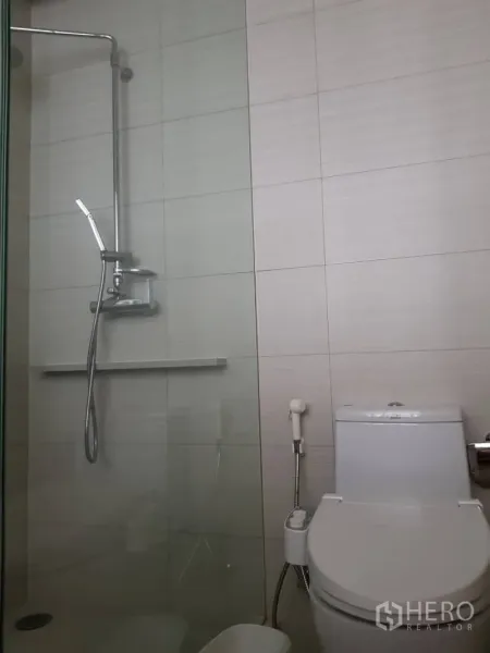 公寓 出租在Khlong Toei, Bangkok - 玻璃淋浴间与坐厕并列，浅色瓷砖墙面