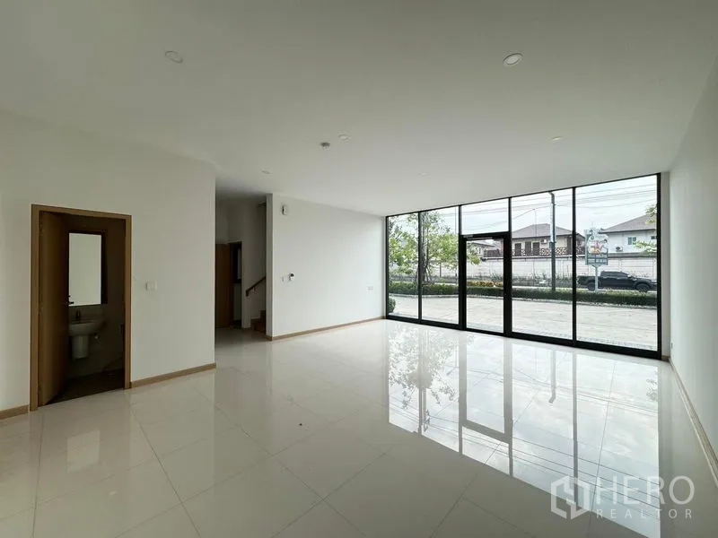 Home Office for rent in Pak Kret, Nonthaburi - Ground-floor showroom with large street-facing windows and tiled floor