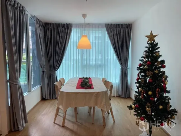 คอนโด ให้เช่าหรือขายในWatthana, Bangkok - พื้นที่รับประทานอาหารสว่างด้วยหน้าต่างสูงจรดเพดาน โต๊ะสี่ที่นั่ง และโคมไฟแขวน