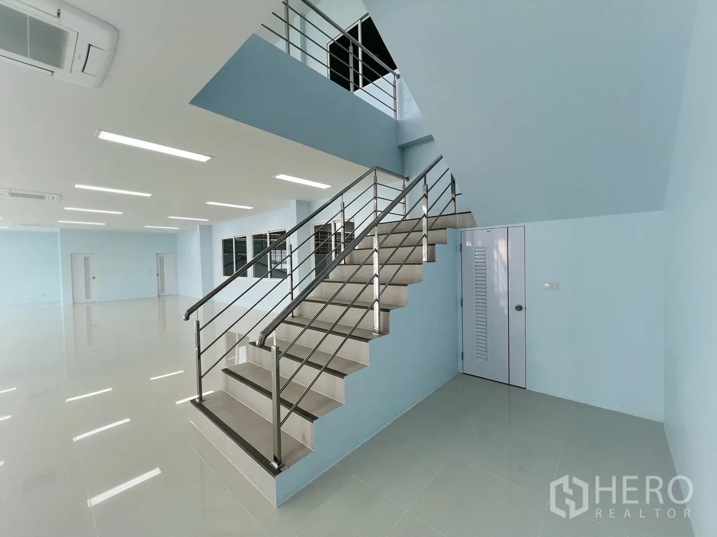 คลังสินค้า ให้เช่าในMueang Samut Prakan, Samut Prakan - ออฟฟิศชั้นบนแบบโถงโล่ง มีหน้าต่างและเครื่องปรับอากาศ