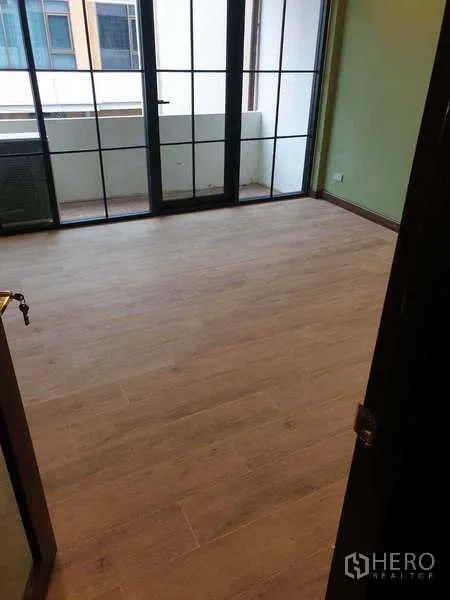 สำนักงานที่บ้าน ให้เช่าในKhlong Toei, Bangkok - ห้องขนาดกะทัดรัด พื้นไม้สว่าง และประตูกระจกบานเลื่อนไปยังระเบียง