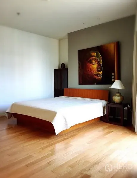 คอนโด ให้เช่าในKhlong Toei, Bangkok - ห้องนอนโปร่งพื้นไม้ เตียงแพลตฟอร์ม โต๊ะหัวเตียง และงานศิลป์บนผนังเด่นชัด